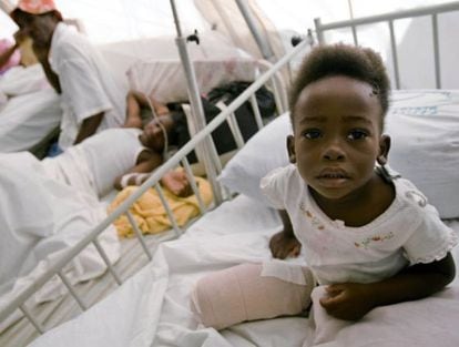 Un ni&ntilde;o amputado, en su cama del hospital de Jacmel, Hait&iacute;. Una de las numerosas v&iacute;ctimas del terremoto que azot&oacute; Hait&iacute; el 12 de enero de 2010.