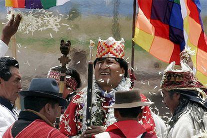 El presidente electo de Bolivia, Evo Morales, bajo una lluvia de pétalos durante la ceremonia en Tiahuanaco.