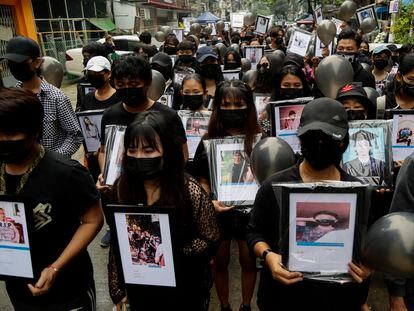 Manifestantes birmanos recuerdan en la ciudad de Yangón a los muertos en las protestas contra el golpe de Estado de la junta militar en Myanmar (antigua Birmania).