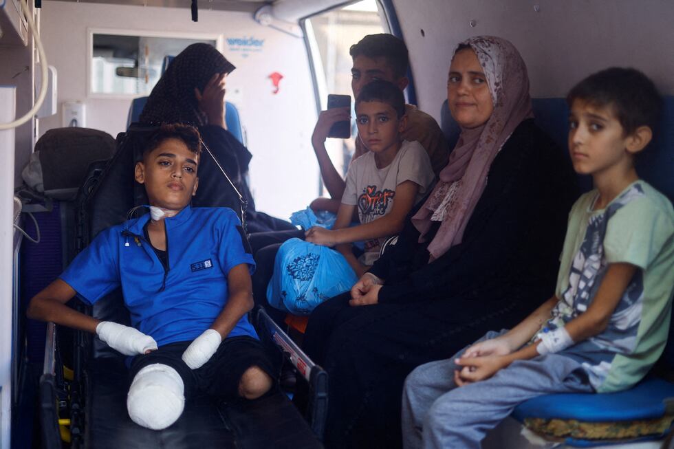 Traslado de pacientes palestinos al cruce de Kerem Shalom para recibir tratamiento en el extranjero, en Jan Yunis, en el sur de la franja de Gaza, este jueves.