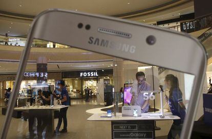 Los nuevos terminales de Samsung cuentan con una pantalla de alta resolución Quad HD de 5,1 pulgadas, un procesador de ocho núcleos y cámaras con lentes F1.9 tanto delantera (5 megapíxeles) como trasera (16 megapíxeles). En la foto, Samsung Galaxy S6 en un evento de presentación en Singapur
