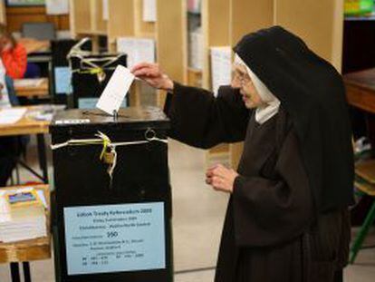 Una carmelita vota en el referéndum del Tratado de Lisboa en 2009.