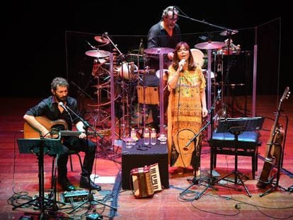 Maria del Mar Bonet, en un concert de Barnasants a València a l'octubre, amb Borja Penalba.