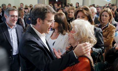 El candidato a la reelección, Alberto Núñez Feijóo, saluda a su madre, Sira Feijóo 