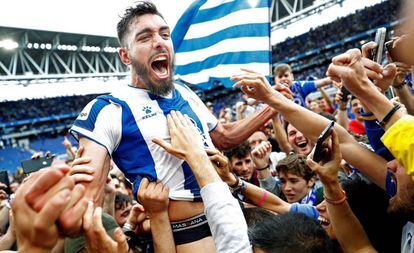 Borja Iglesias celebra el triunfo con la afición en el césped de Cornellà.