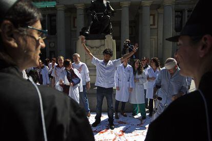 Además de esta acción, los sanitarios preparan la primera de las cinco jornadas de huelga convocadas en la sanidad madrileña el próximo 7 de mayo. También está abierta la vía judicial contra la privatización de la gestión de seis hospitales públicos.