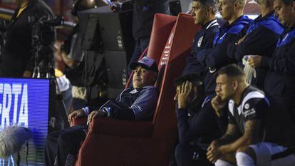 Maradona, técnico del Gimnasia, observa el partido contra Independiente. 