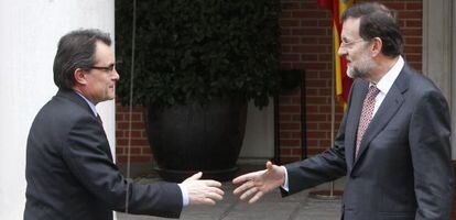 Mariano Rajoy, a la derecha, saluda al presidente de la Generalitat de Catalu&ntilde;a, Artur Mas, en la puerta de La Moncloa el pasado febrero.