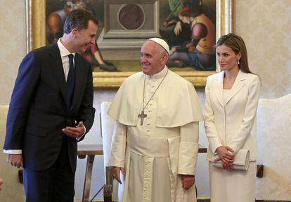 El papa Francisco recibe, por primera vez, al rey Felipe VI y a la reina Letizia en una audiencia privada en el Vaticano, el 30 de junio de 2014.