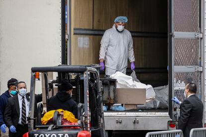 Un camión frigorífico hace las veces de morgue para los fallecidos por covid en el hospital Brooklyn Center de Nueva York, el pasado 31 de marzo. 