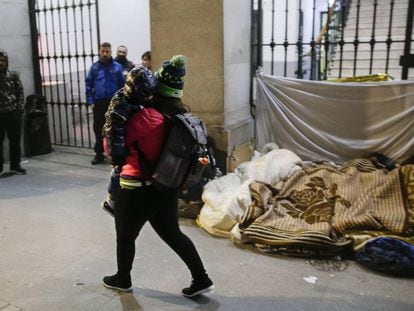 Personas acampadas frente al Samur Social de la Latina en Madrid el pasado 19 de noviembre.