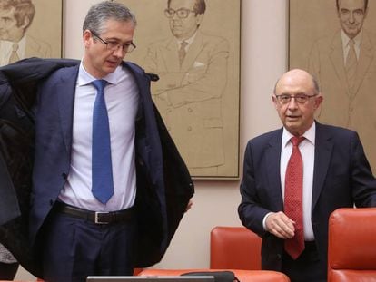 El gobernador del Banco de España, Pablo Hernández de Cos (izquierda), junto al exministro de Hacienda y presidente de la comisión de Economía, Cristóbal Montoro.
