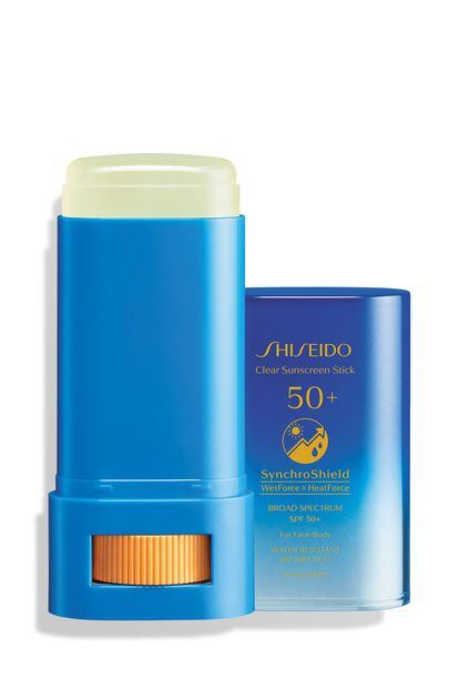 Stick protector transparente Clear UV Protector, de Shiseido. La pomada sólida invisible Clear UV SPF 50 de Shiseido (38,50 €) se adhiere como una segunda piel y repele los rayos de sol desde todos los ángulos. Especialmente diseñada para deportistas, protege incluso en contacto con el agua y el sudor y tiene ingredientes de aromacología que neutralizan el mal olor.