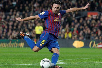 Xavi dispara durante el encuentro ante Osasuna.