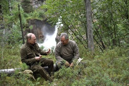 El líder ruso, que cumplirá 65 años en octubre, aprovechó para visitar varios ríos y cascadas de montaña en lanchas motoras, bañarse en lagos y practicó senderismo. En la foto, Putin junto al ministro de defensa Sergei Shoigu.