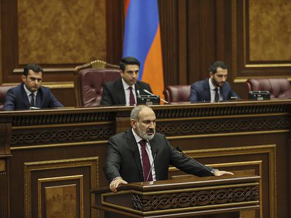 El Primer Ministro armenio, Nikol Pashinyan, pronuncia un discurso durante una sesión del Parlamento en Ereván, este martes.