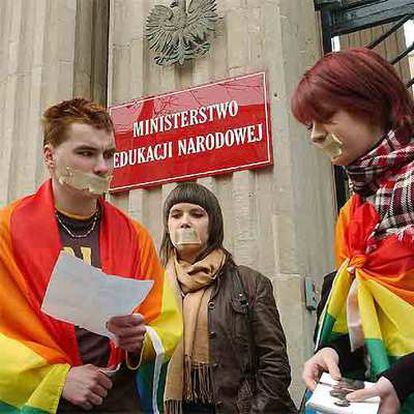 Activistas de Jóvenes contra la Homofobia protestan ante el Ministerio de Educación polaco ayer en Varsovia.