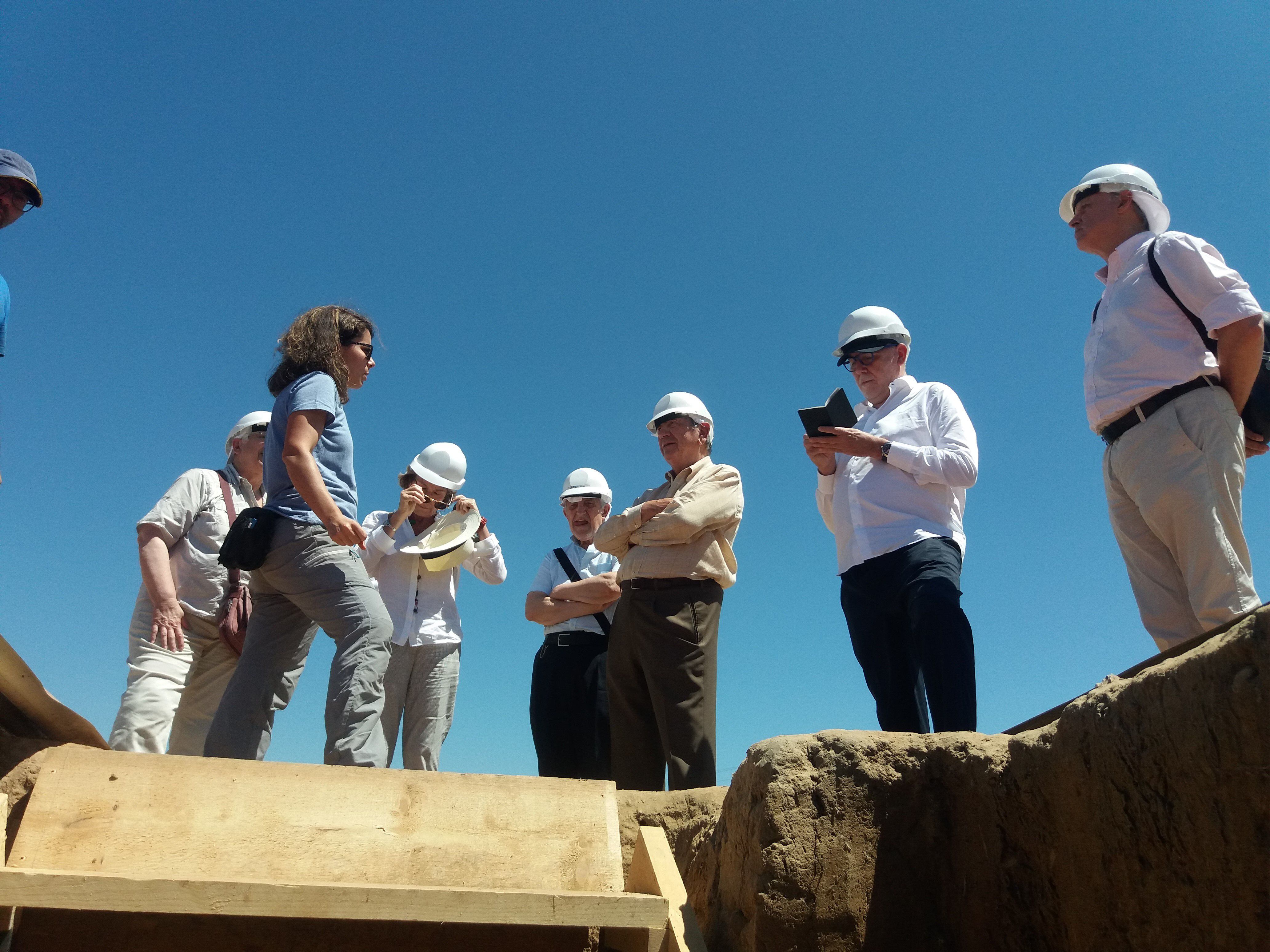 Miembros del grupo de la Fundación Palarq, entre ellos Antonio Gallardo, con los brazos cruzados, reciben información de la arqueóloga Esther Rodríguez antes de bajar al yacimiento del Turuñuelo.