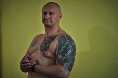 Roman Marchenko, de 53 años, sirvió en el ejército soviético entre 1988 y 1990. De aquella época tenía un tatuaje en el hombro izquierdo de un cuerpo de elite soviético que hace poco ha tapado con otro de un miembro de las Fuerzas Especiales de Ucrania.