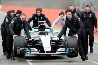 "Es verdaderamente increíble, están contemplados todos los detalles", afirmó el director de Mercedes, Toto Wolff, minutos antes de que sus pilotos descubriera el monoplaza en el circuito de Silverstone, en Reino Unido. En la imagen, miembros del equipo Mercedes mueven el monoplaza antes de la presentación.