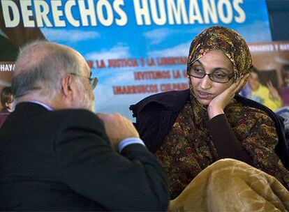 Aminatou Haidar charla ayer con el parlamentario vasco Jesús Loza en el aeropuerto de Lanzarote.
