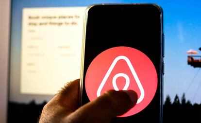 El logotipo de Airbnb en un teléfono móvil.