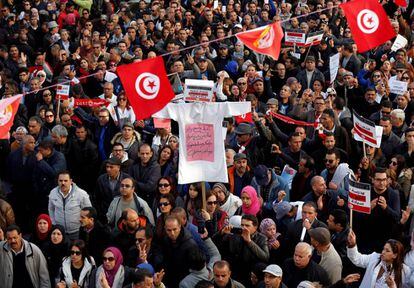 Profesores universitarios protestan en Túnez, este miércoles.