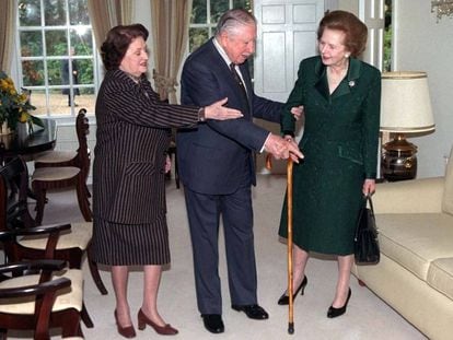 La ex primera ministra británica Margaret Thatcher visita a Pinochet en su arresto domiciliario (1999).