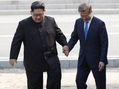 Kim Jong-un y Moon Jae-in durante la histórica cumbre entre las dos Coreas en abril