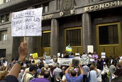 Ciudadanos argentinos exigen la devolución de los depósitos atrapados en el <i>corralito</i>, en febrero de 2002.