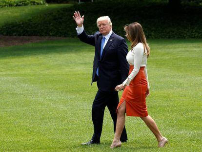 El presidente Donald Trump y su esposa, Melania Trump salen de la Casa Blanca para iniciar su gira internacional.