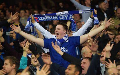 Aficionados del Leicester celebran la victoria ante el Everton el s&aacute;bado