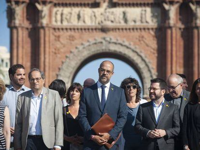 Llegada del consejero de Interior Miquel Buch (centro), acompañado de otros cargos del Govern, al TSJC.