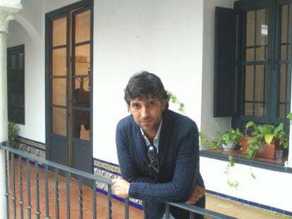 El artista Arc&aacute;ngel en la sede del Instituto Andaluz del Flamenco en Sevilla.