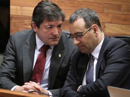 El candidato socialista a la Presidencia de Asturias, Javier Fernández, conversa con el portavoz socialista en el Parlamento, Fernando Lastra.