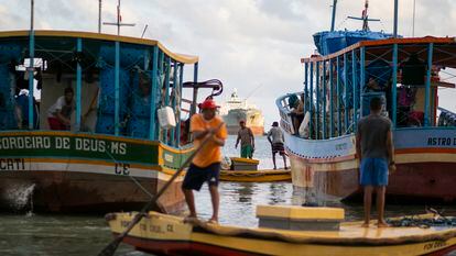 Pescadores y balseros se preparan para salir en el muelle de Fortaleza el 08 de septiembre de 2021.