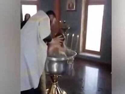 El vídeo del bautismo de una niña de dos años en Rusia se ha hecho viral