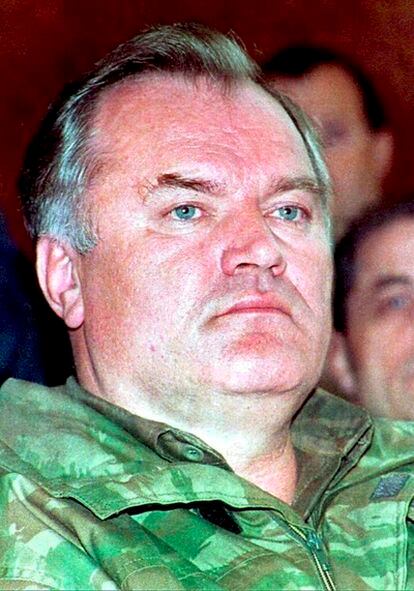 Foto de archivo tomada el 15 de noviembre de 1995 del entonces jefe militar serbobosnio, el general Ratko Mladic