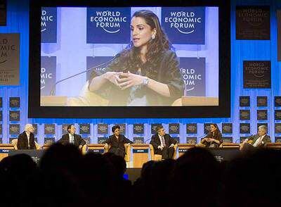 La reina Rania de Jordania, durante su intervención en la sesión plenaria del Foro Económico Mundial en Davos (Suiza).