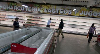 Un supermercado en Caracas, pr&aacute;cticamente vac&iacute;o. 