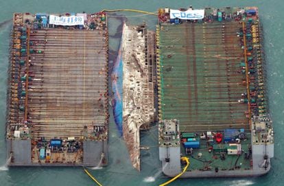 Las autoridades surcoreanas han comenzado a remolcar del fondo marino el ferri Sewol, que permanecía hundido desde que naufragó hace casi tres años causando la muerte de más de 300 personas, la mayoría estudiantes de secundaria cerca de Jindo (Corea del Sur).