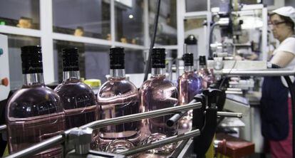 Una trabajadora supervisa el embotellado de la ginebra Puerto de Indias.