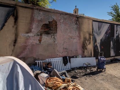 José Camacho, un sintecho nicaragüense que vive en la plaza, dormita bajo el mural, destrozado por las quemaduras.