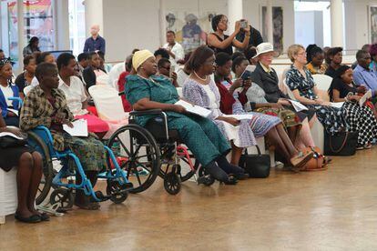 Simangaliso Abigail Ncube, cuarta por la derecha en la primera fila y con sombrero, durante el acto del Día Internacional de las Personas con Discapacidad (3 de diciembre) en Harare.