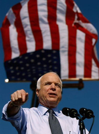 El republicano John McCain se dirige al público en un acto electoral en el barrio de La Pequeña Habana de Miami, capital de Florida, uno de los Estados clave en la recta final de la campaña a la Presidencia de EE UU.
Foto: AFP