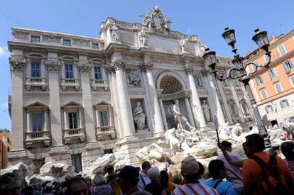 Varios turistas visitan la Fontana de Trevi en Roma.