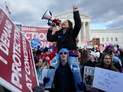 Manifestantes contra el aborto participan en la Marcha por la Vida frente a la sede del Tribunal Supremo de EEUU este viernes