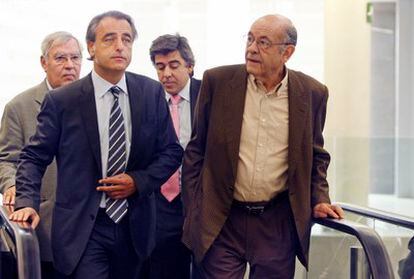 Fèlix Millet, en primera línea, junto a su abogado, Pau Molins, y detrás de éste, Jordi Montull, en a la Ciudad de la Justicia de Barcelona para declarar por el caso Palau.
