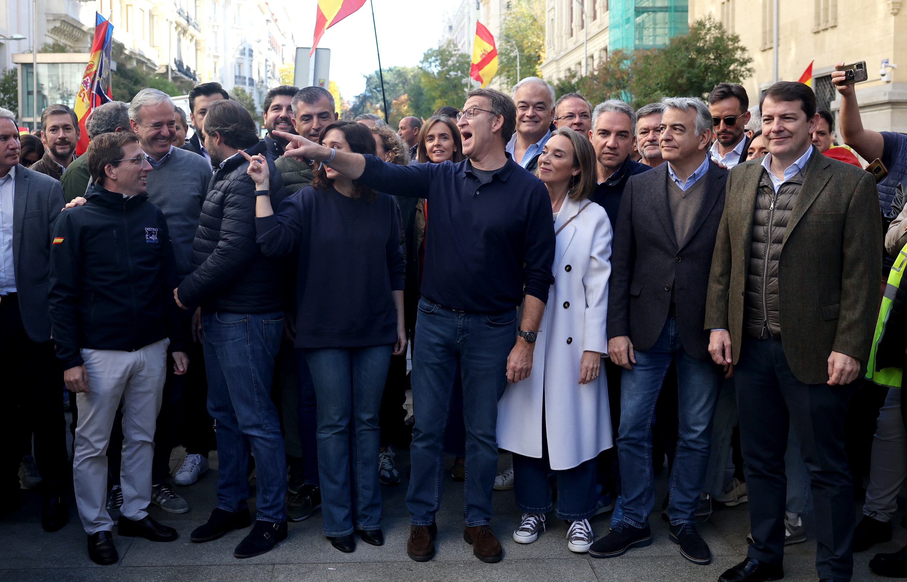 El líder del PP, Alberto Núñez Feijóo, junto a otros dirigentes populares en la manifestación este sábado en Madrid.