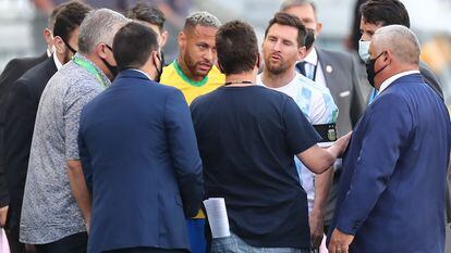 Neymar y Lionel Messi hablan con funcionarios de salud brasileños en el partido de las eliminatorias para el Mundial de Catar que se aplazó, el 5 de septiembre de 2021.